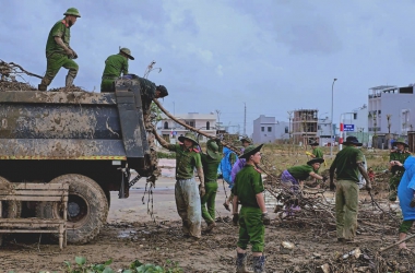 Sát cánh cùng bà con vùng lũ