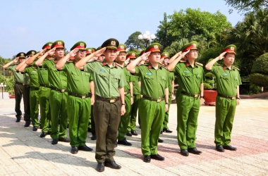 Lớp Nghiên cứu sinh 14 về nguồn tại Khu di tích lịch sử Ban An ninh Trung ương cục Miền Nam