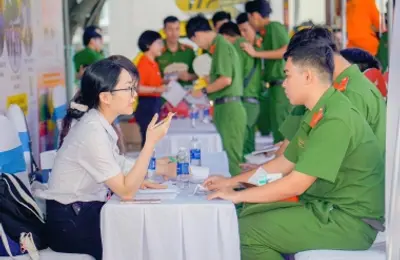 Chế độ bảo hiểm bắt buộc khi ốm đau đối với sĩ quan, hạ sĩ quan, chiến sĩ Công an nhân dân