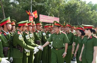Thăm, động viên học viên Nhà trường đang tham gia huấn luyện diễu binh kỷ niệm 50 năm Thống nhất đất nước