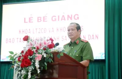 Bế giảng khóa D28S và khóa LT2CĐ