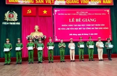 Bế giảng hai Khóa đào tạo Đại học CSND hình thức VLVH  mở tại địa phương