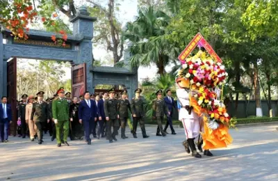 Đoàn đại biểu Đảng ủy Công an Trung ương, Bộ Công an dâng hoa, dâng hương tưởng niệm Chủ tịch Hồ Chí Minh