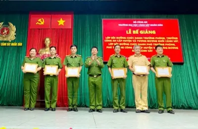 Bế giảng 2 lớp bồi dưỡng chức danh mở tại Trường