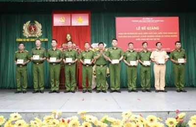 Bế giảng lớp bồi dưỡng kiến thức cho lãnh đạo cấp Phó Trưởng phòng và tương đương khối Cảnh sát
