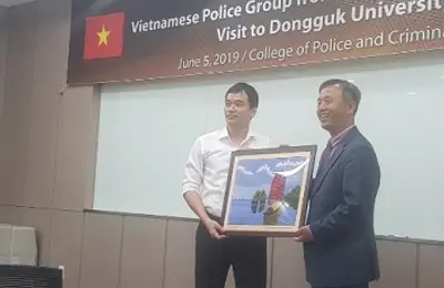 Đoàn sỹ quan thuộc Viện giáo dục Cảnh sát Hàn Quốc đến thăm và làm việc tại Trường Đại học CSND