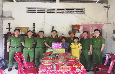 Đoàn sinh viên tình nguyện đến thăm và tặng quà cho gia đình chính sách tại tỉnh Bến Tre