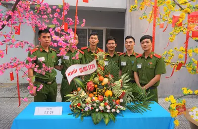 Sân trường rực rỡ hoa xuân