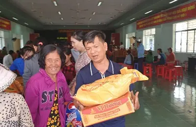 Mang xuân yêu thương đến với bà con nghèo