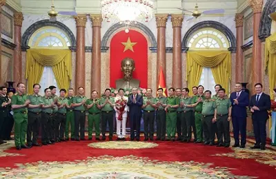 Phát huy truyền thống vẻ vang của QĐND, CAND anh hùng, xứng đáng là người chỉ huy tài năng, mẫu mực