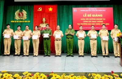 Bế giảng 4 lớp Bồi dưỡng nghiệp vụ Cảnh sát giao thông mở tại Trường