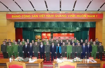 Xứng đáng với danh hiệu CAND Việt Nam anh hùng của dân tộc Việt Nam anh hùng