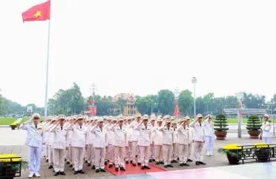 Đoàn đại biểu Đảng ủy Công an Trung ương và Bộ Công an vào Lăng viếng Chủ tịch Hồ Chí Minh