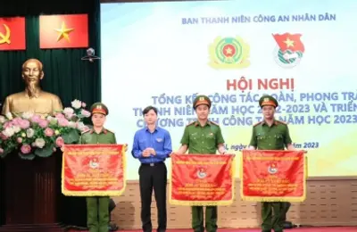Đoàn thanh niên Nhà trường nhận Cờ thi đua đơn vị xuất sắc Công tác Đoàn và phong trào thanh niên