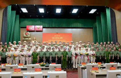 Công bố Quyết định của Bộ trưởng Bộ Công an về tổ chức, cán bộ Công an 34 tỉnh, thành phố
