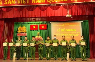 Bế giảng khóa bổ sung, hoàn thiện kiến thức tương đương trình độ trung cấp LLCT cho CA TP.HCM