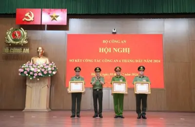 Nhiều tập thể, cá nhân có thành tích xuất sắc được khen thưởng tại Hội nghị sơ kết công tác công an 6 tháng đầu năm 2024