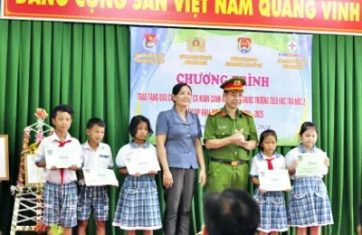 Đem yêu thương đến với các em học sinh Trường Tiểu học Trà Nóc