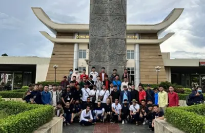 Sinh viên Campuchia về nước tham gia bầu cử