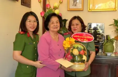 Thăm hỏi, tặng quà nữ Anh hùng Lực lượng vũ trang nhân dân hướng tới kỷ niệm 50 Ngày Giải phóng miền Nam, thống nhất đất nước