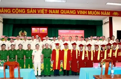 ​Trao bằng cử nhân ngôn ngữ Anh hình thức VLVH khóa 2020
