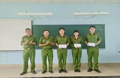 Gặp mặt, trao quà hỗ trợ các học viên có hoàn cảnh khó khăn