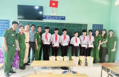 Học viên Trung đội VB8T - T05 (QLHC1) đem niềm vui đến với các em học sinh vùng biên giới