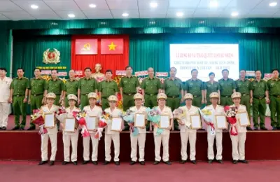 Lễ trao tặng huy hiệu Đảng và trao các Quyết đinh bổ nhiệm chức danh năm 2023