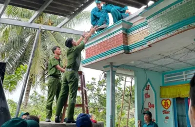 Tuổi trẻ Trường Đại học CSND hỗ trợ khắc phục sự cố nhà ở do lốc xoáy tại xã Bình Ninh, huyện Chợ Gạo, tỉnh Tiền Giang