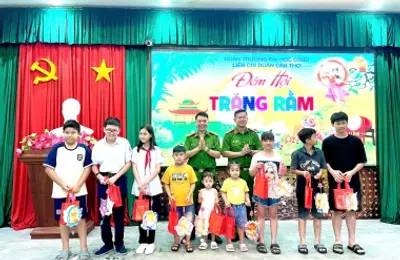 Con em cán bộ, chiến sỹ Trường Đại học CSND vui cùng đêm hội trăng rằm