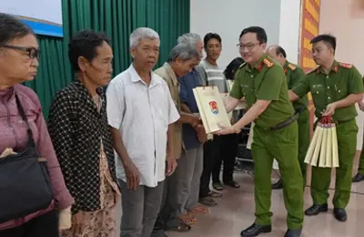  Thăm hỏi, tặng quà các gia đình liệt sĩ trên địa bàn thị trấn Đất Đỏ, huyện Long Đất, tỉnh Bà Rịa – Vũng Tàu