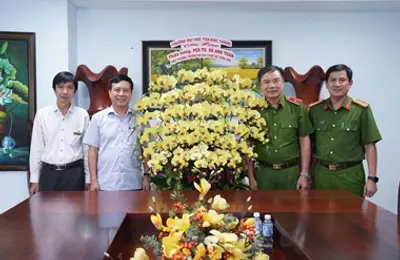 Đảng ủy, Ban Giám hiệu Trường Đại học Tôn Đức Thắng chúc mừng PGS TS, Thiếu tướng Đỗ Anh Tuấn