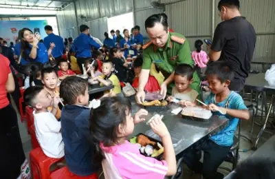 “Đồng hành với học sinh vùng lũ, chắp cánh em tới trường”