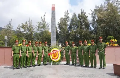 Ấm áp nghĩa tình: Đoàn công tác Trường Đại học CSND sinh hoạt chính trị và trao quà “Tiếp bước em đến trường” tại Đặc khu Côn Đảo